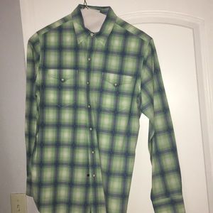Long sleeve Men’s plaid shirt with snaps buttons